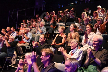 Plná sála ... © Patrick Španko