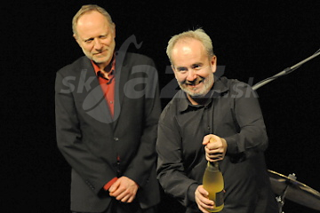 Matúš a otváranie šumuvého © Patrick Španko