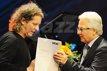 Jens Düppe preberá cenu z rúk Karl Karsta © Patrick Španko