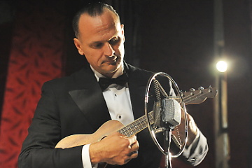 Miloš Stačík a novučičké ukulele © Patrick Španko