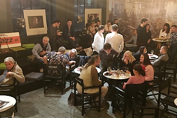 Kaviareň s fotovýstavou © Patrick Španko