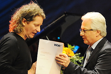 Jens Düppe preberá cenu z rúk Karl Karsta © Patrick Španko
