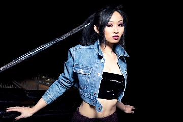 Connie Han, archív