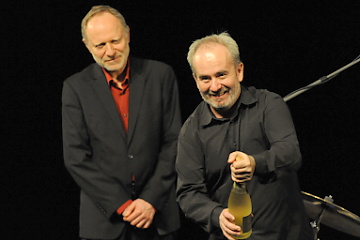 Matúš a otváranie šumuvého © Patrick Španko