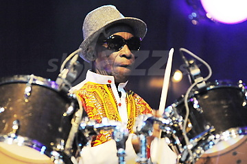 Odišiel spoluzakladateľ afro-beatu a bubenícka legenda ... !!!