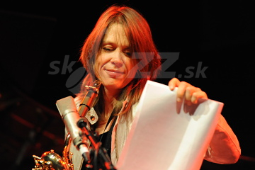 Saxofonistka Céline Bonacina !!!