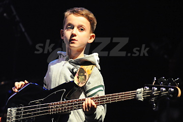 Aron Hodek: 8-ročný basgitarový fenomén !!!